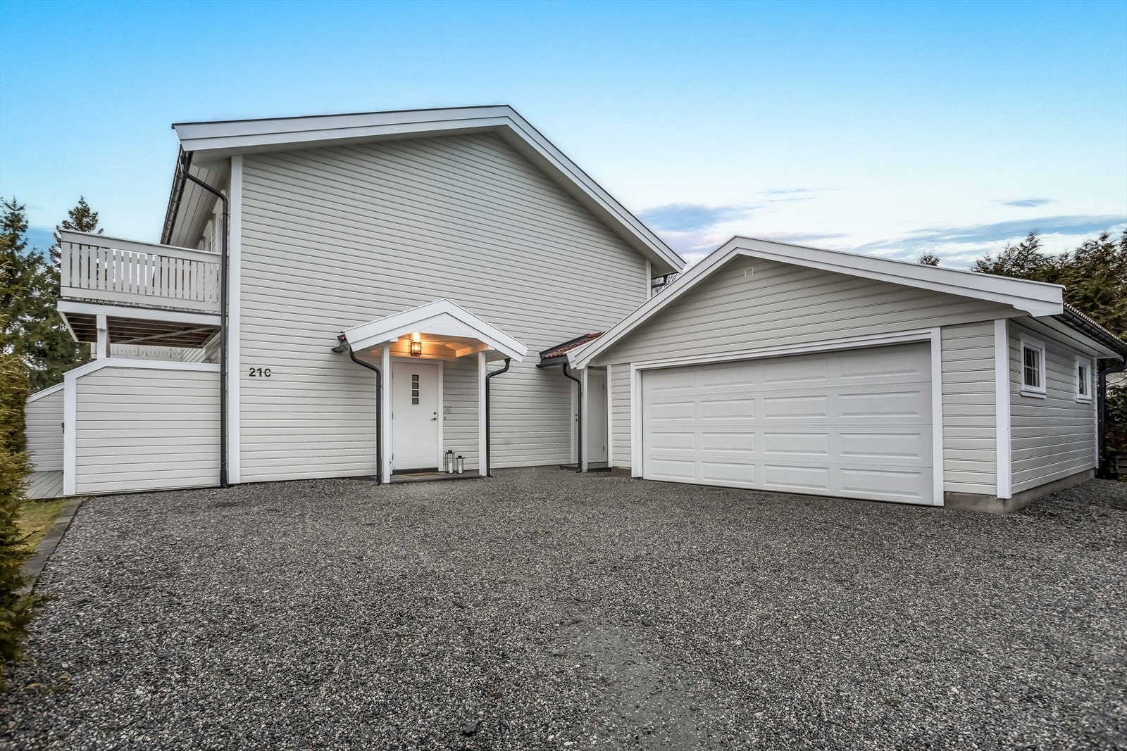 Boligen har en romslig, frittstående garasje på 36 m² oppført i 2016. Galleribilde