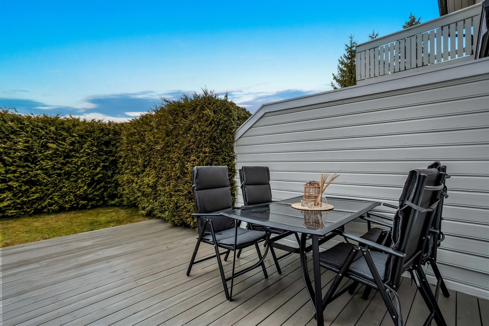 En levegg mot naboen gir en skjermet og privat uteplass. Galleribilde