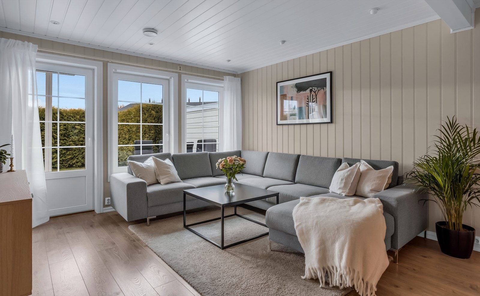 Fra stuen er det direkte utgang til en stor terrasse på 31 m². Galleribilde