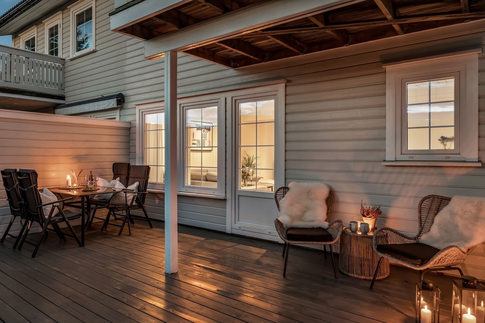 Her er det rikelig med plass for både en sittegruppe og en spiseplass. Galleribilde