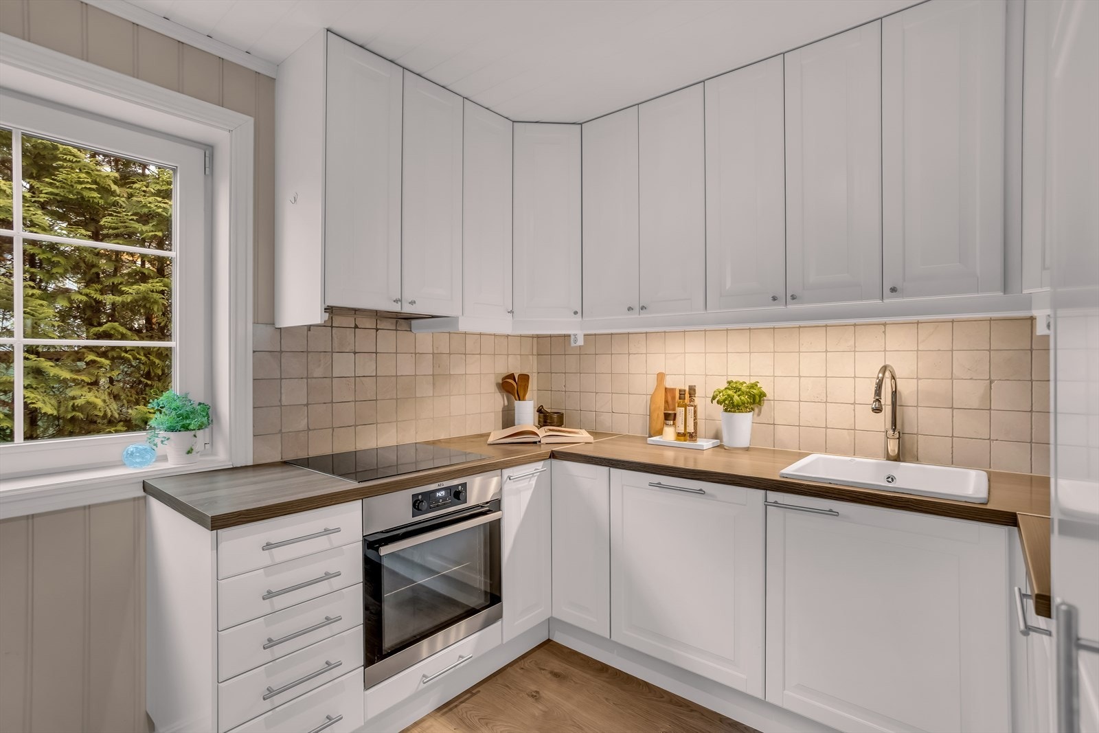 Alle hvitevarer er integrerte, inkludert stekeovn, platetopp og oppvaskmaskin. Galleribilde