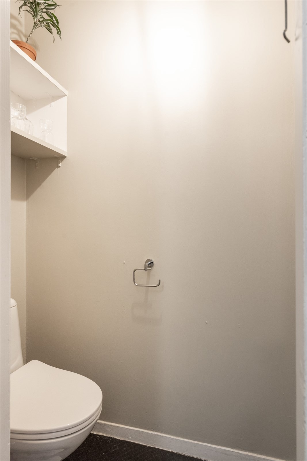 - Separat og praktisk toalettrom med gulvstående toalett - Galleribilde