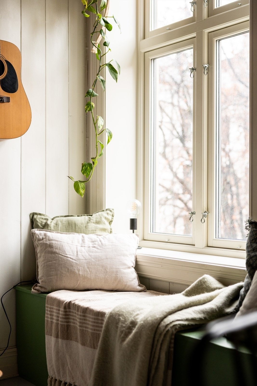 - Plassbygd benk under vinduene, bygd av møbelsnekker i 2021 - Galleribilde