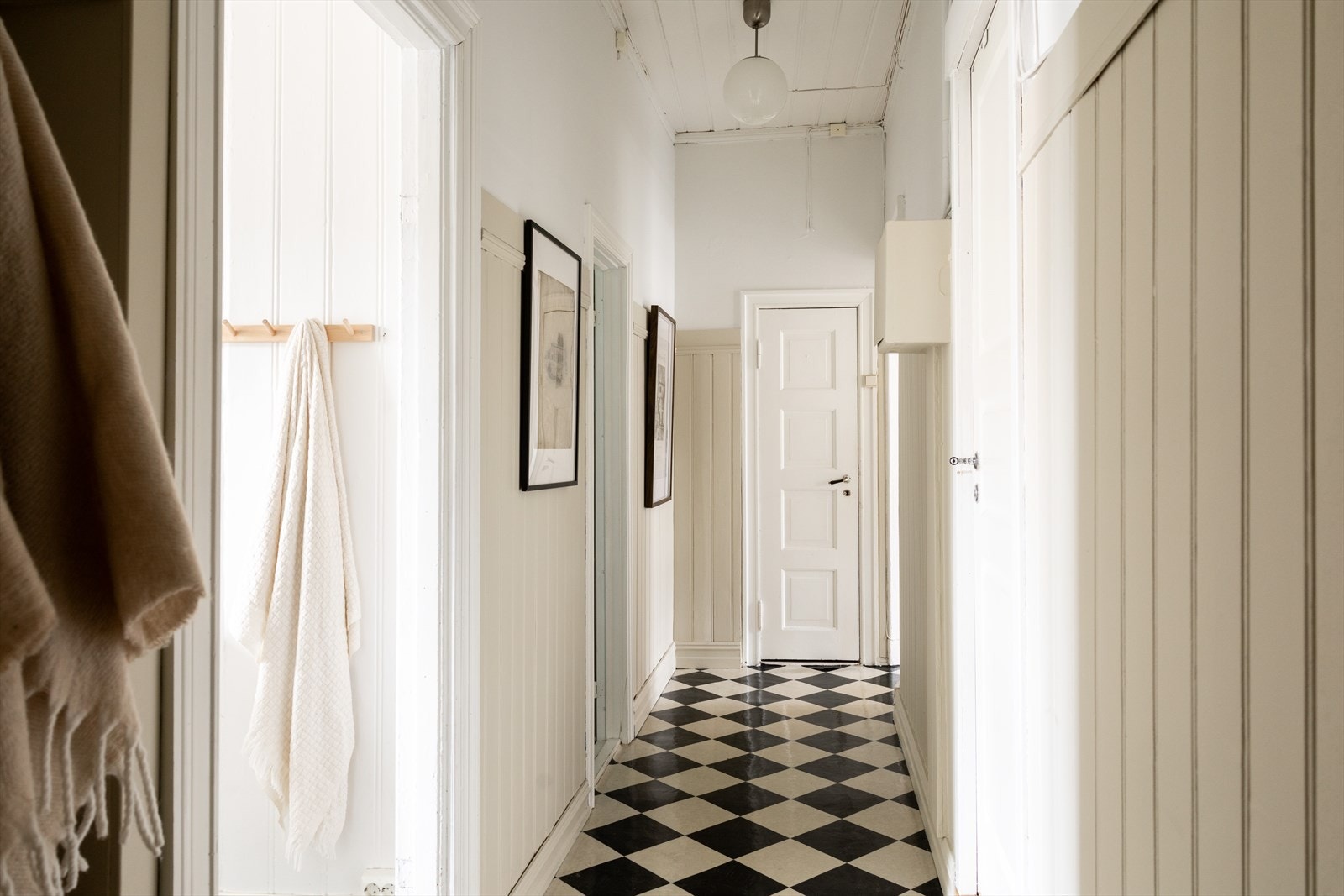 - Velkommen inn! En lys og innbydende entré som gir et godt førsteinntrykk av leiligheten. God plass til sko og yttertøy - Galleribilde