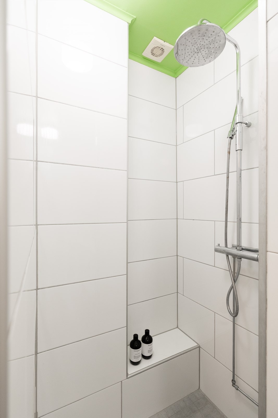 - Dusjen er plassert i hjørnet og har håndholdt dusjarmatur - Galleribilde