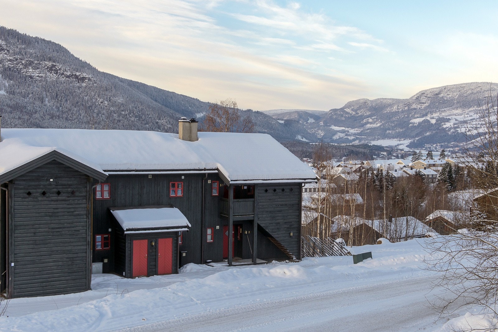 Leiligheten ligger på enden og har fine materialvalg og vestvendt markterrasse. Galleribilde