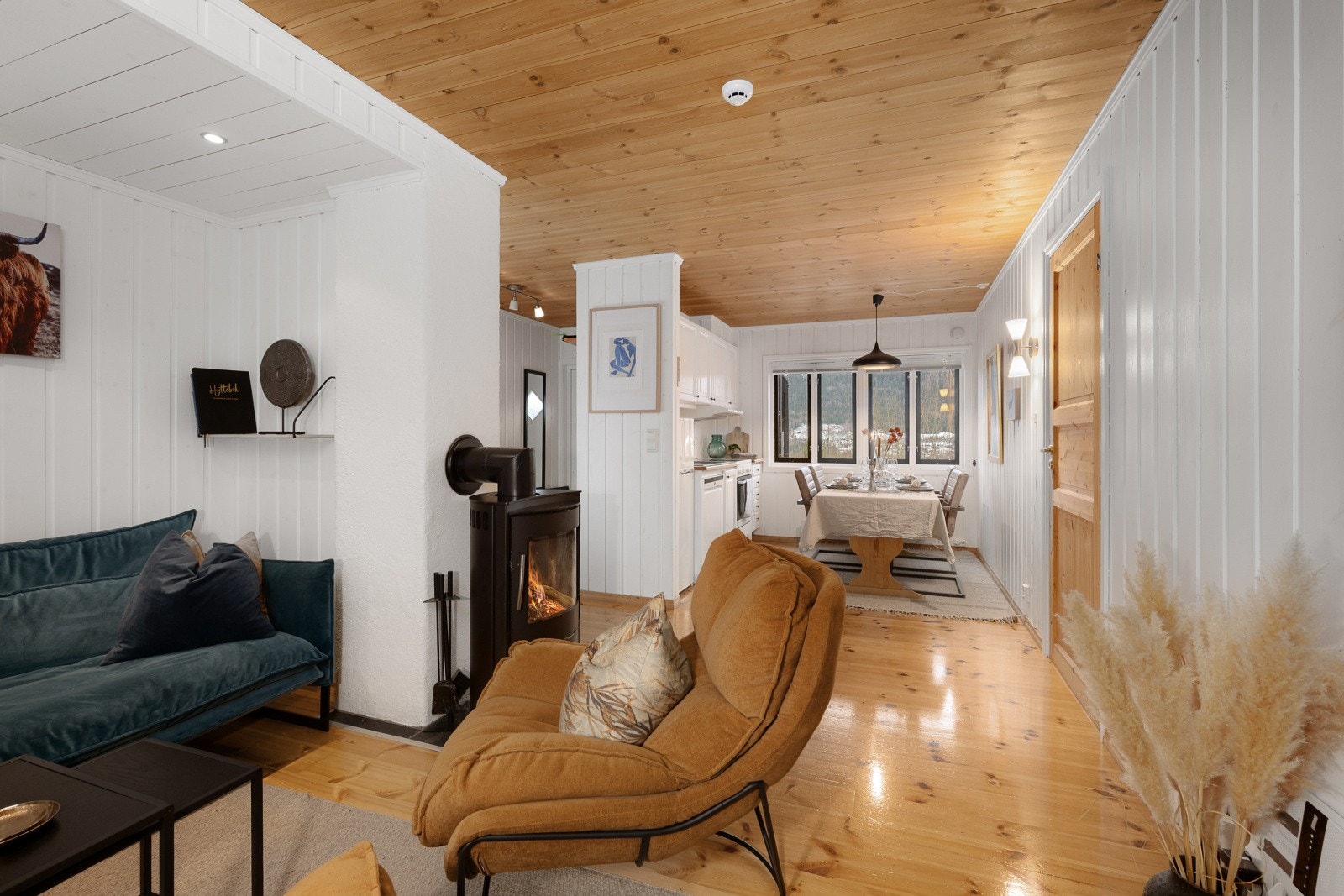 Her er det god plass til en sofagruppe med TV-løsning og spisebord i tilknytning til kjøkkenet. Galleribilde