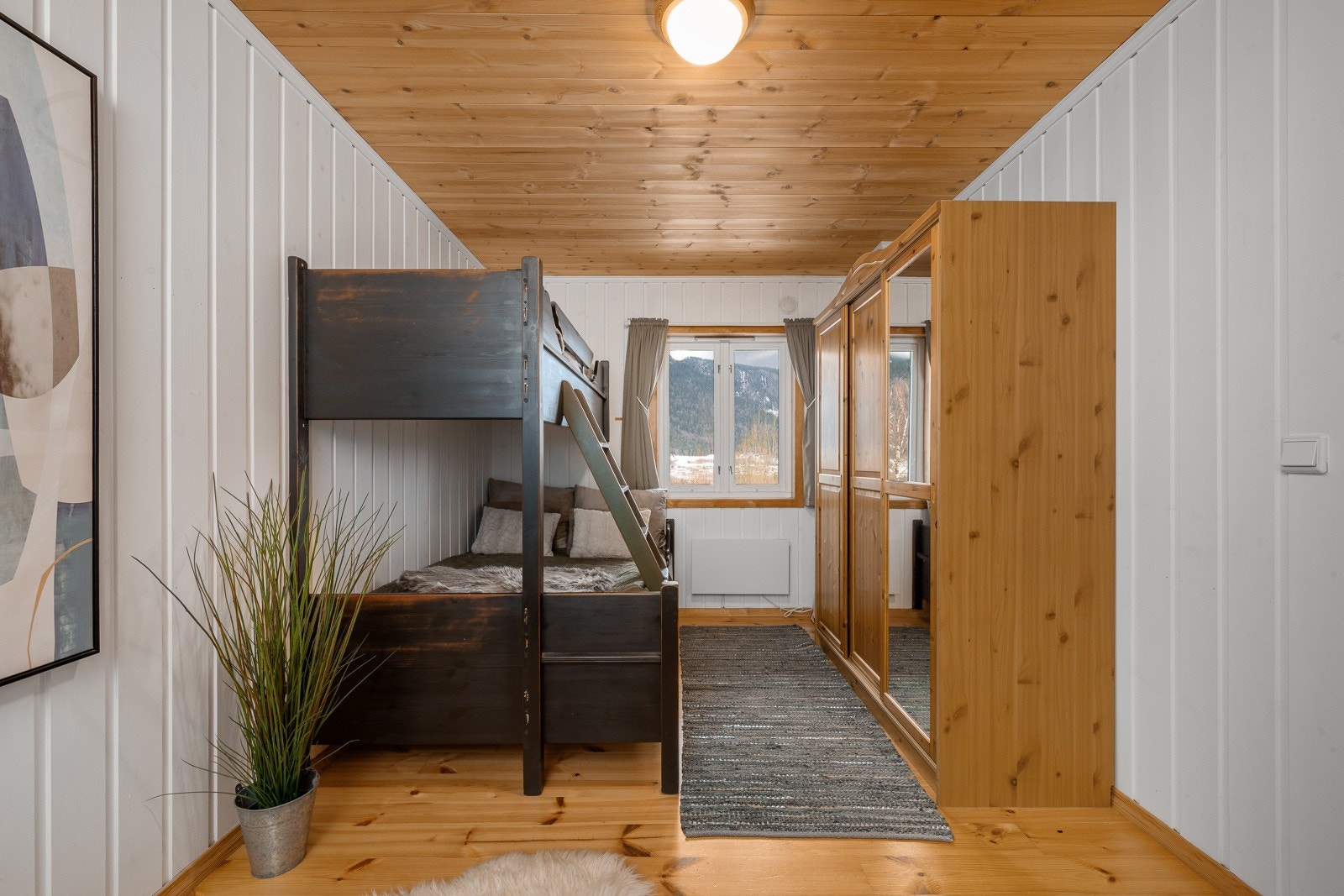 Det andre rommet er også romslig og innredet med familiekøye og garderobeskap - perfekt for både familie og gjester. Galleribilde