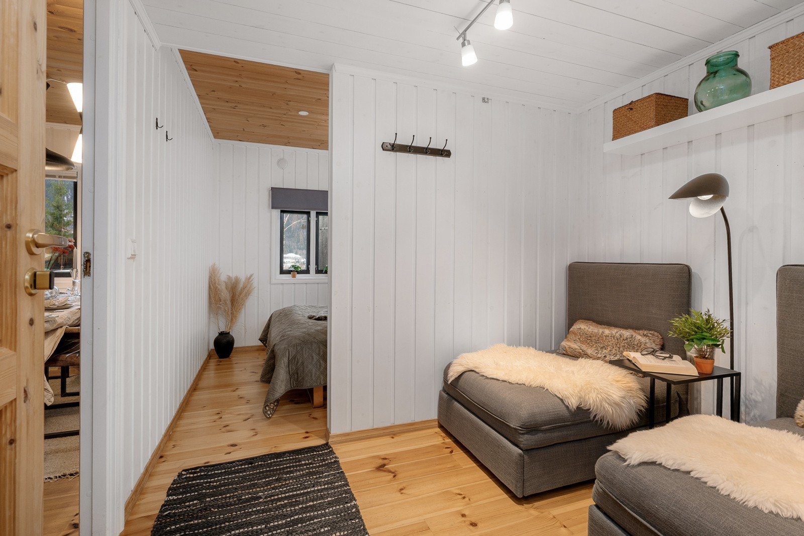 Hovedsoverommet er smart inndelt i to soner, med soveplass og oppbevaringsområde. Galleribilde