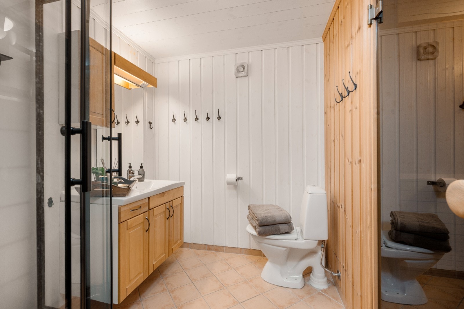 Leiligheten har to bad, begge badene har flislagte gulvoverflater, varmekabler i gulvet og innredning med romslige skuffer og heldekkende servant. Galleribilde