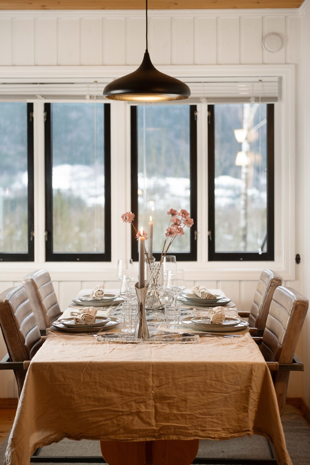 Kjøkkenet er en naturlig samlingsplass med sin åpne og sosiale løsning. Galleribilde