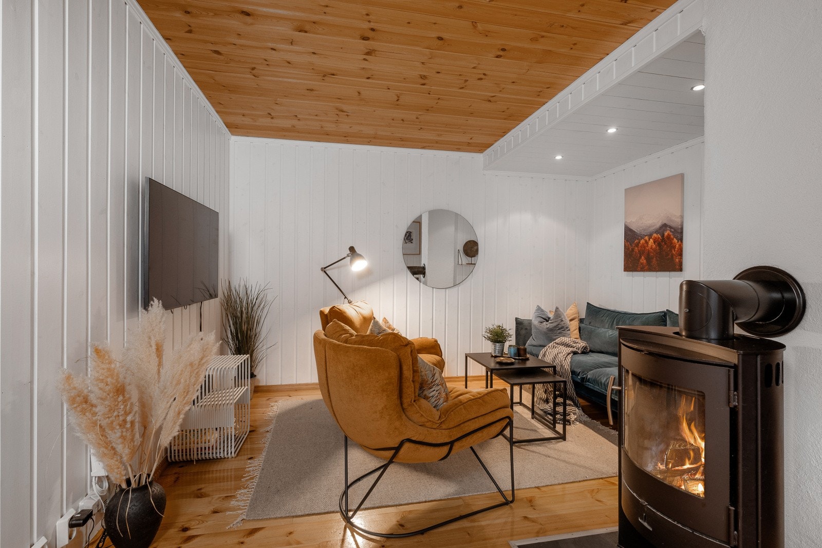 Stuen har en gjennomtenkt planløsning som gir rom for både komfort og sosiale aktiviteter. Galleribilde