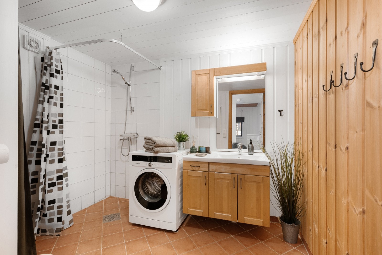 På det ene badet er det opplegg for vaskemaskin og ellers gode muligheter for oppbevaring. Galleribilde