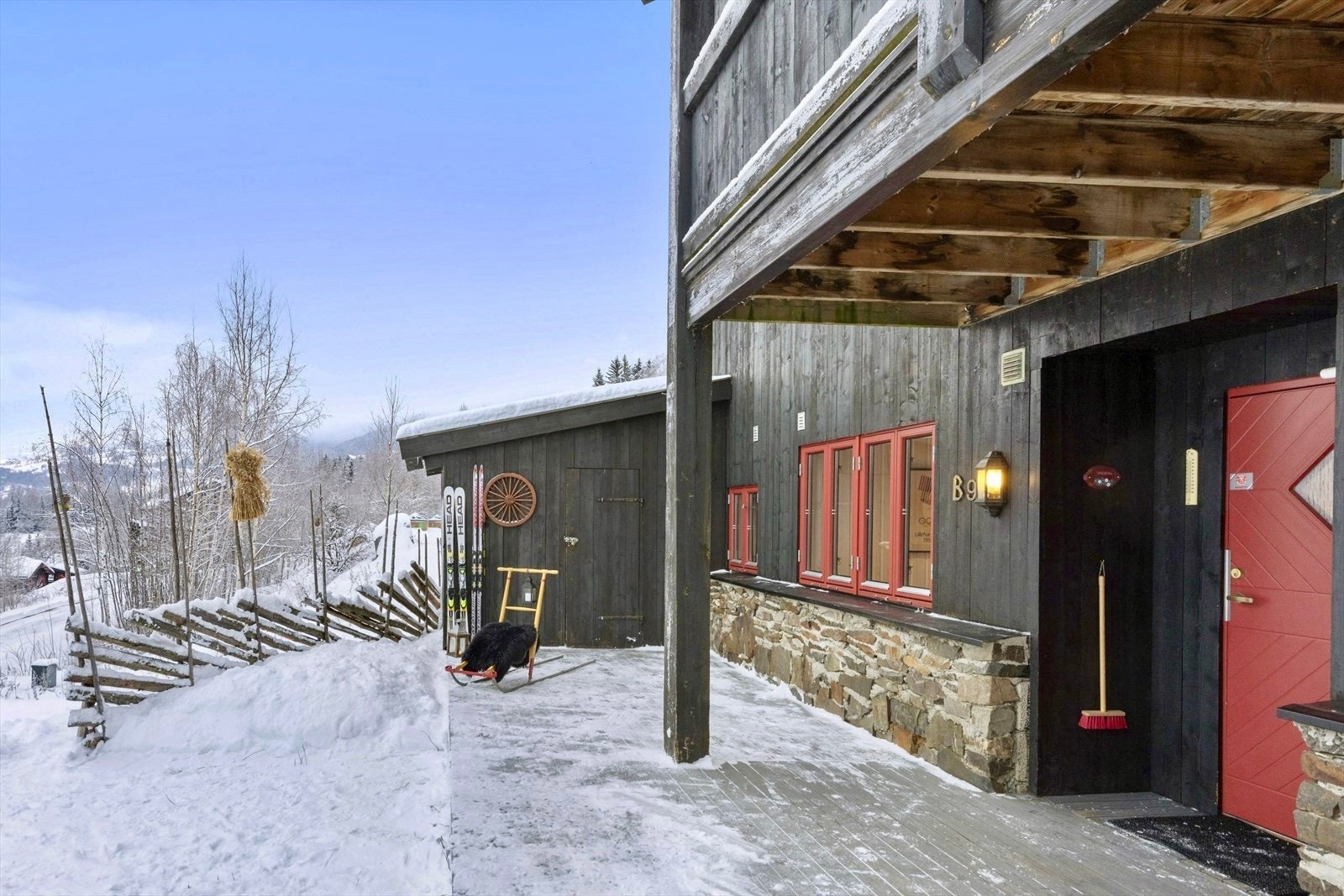 Fin terrasse i front med gode sol- og utsiktsforhold. Galleribilde