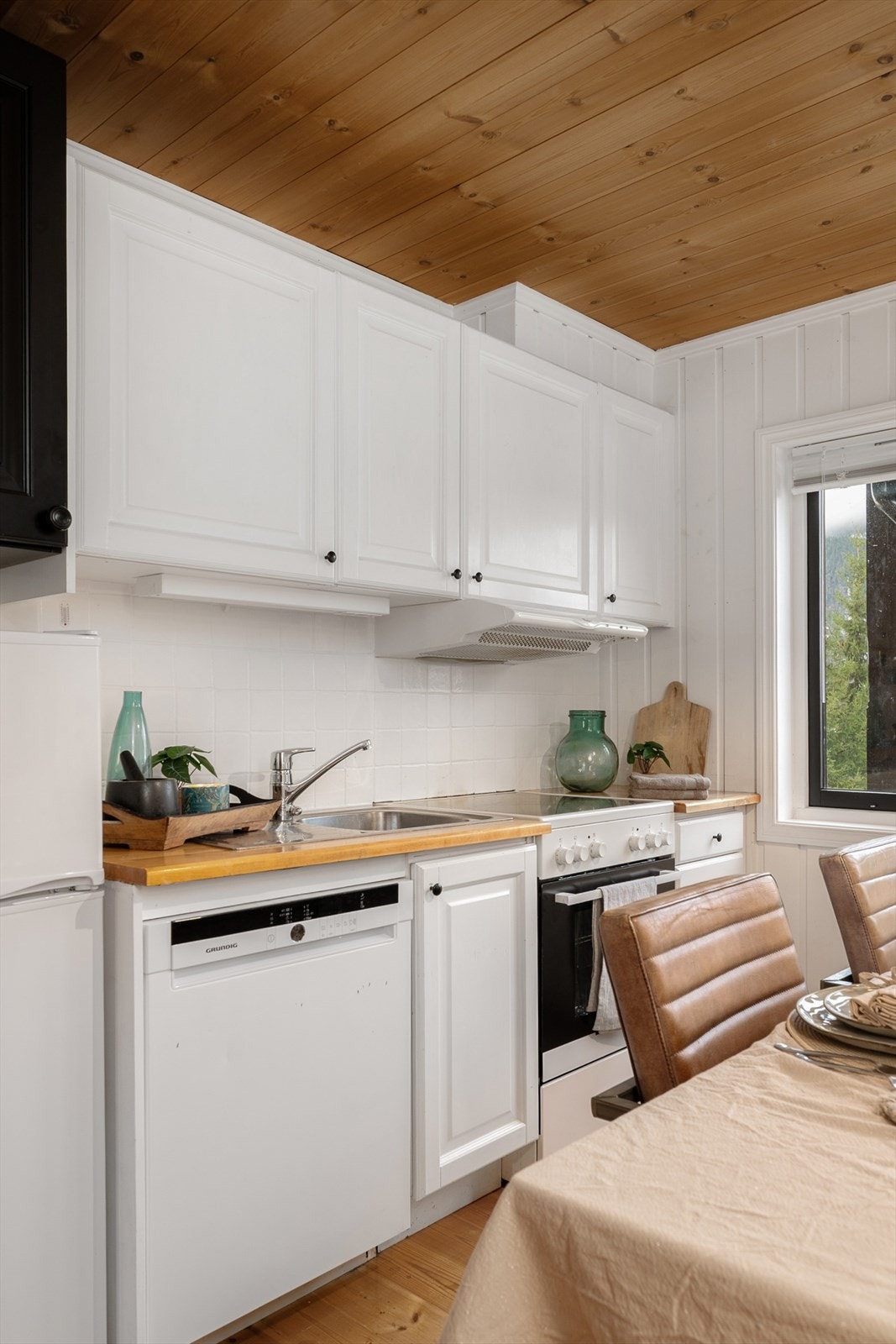 Under overskapene sørger benkebelysning for optimale arbeidsforhold. Her får du godt med skapplass og smarte løsninger, samt nisjer for komfyr, oppvaskmaskin og kjøleskap. Galleribilde