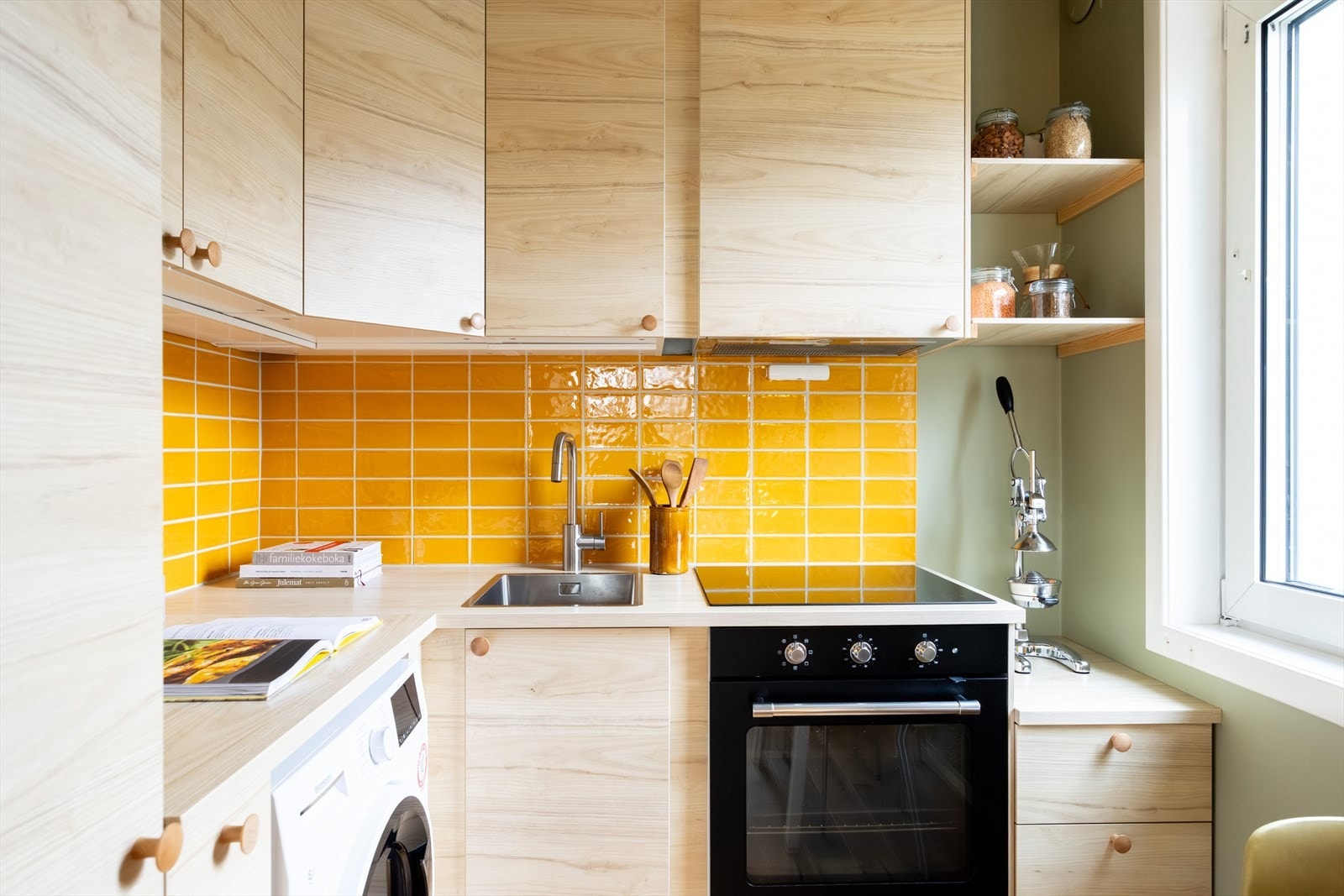 - Moderne kjøkkeninnredning med glatte fronter, laminert benkeplate og integrert koketopp/stekeovn. Det er installert vannstoppsystem, komfyrvakt og ventilator med kullfilter - Galleribilde