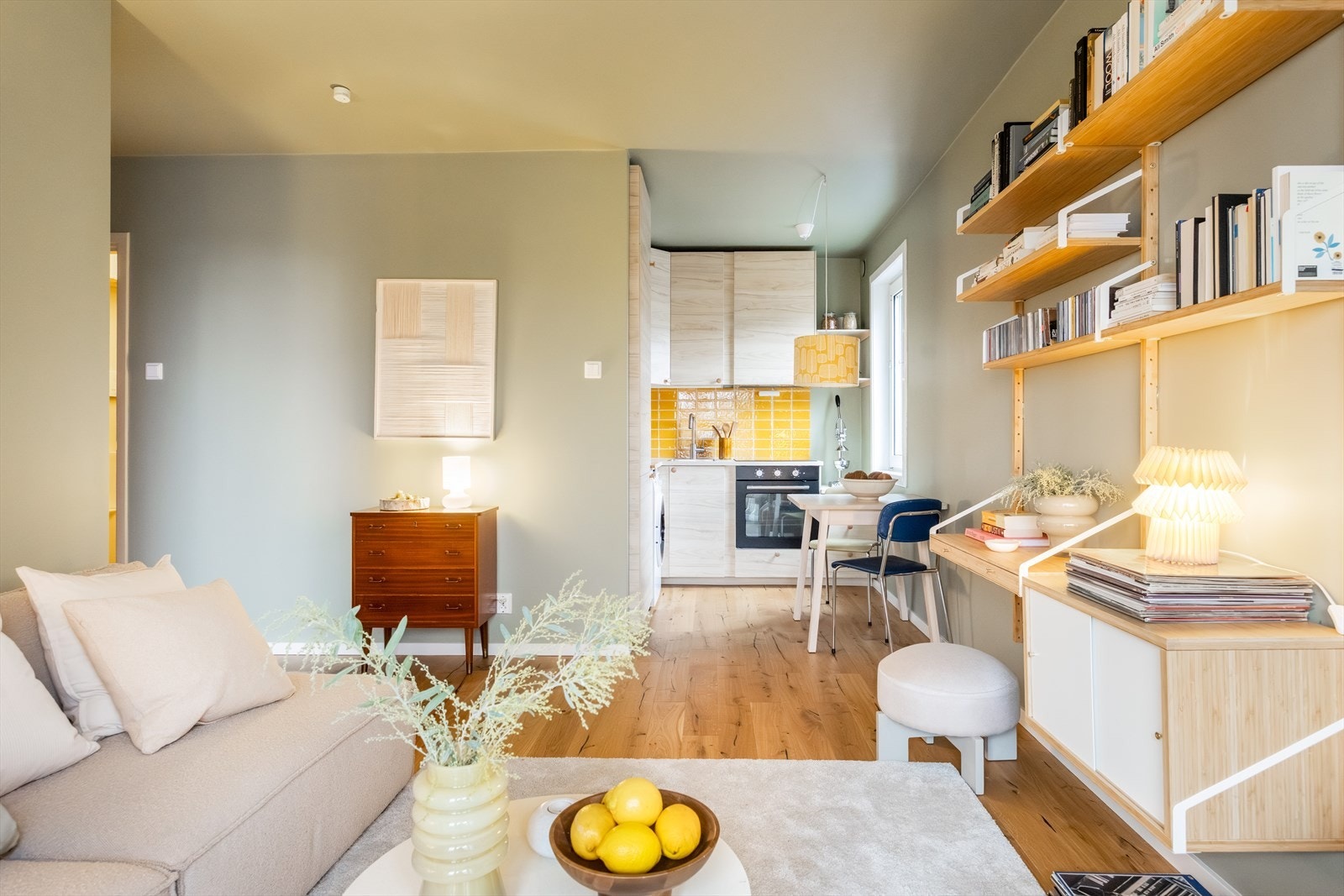 - Leiligheten er malt i delikate og tidsriktige farger - Galleribilde