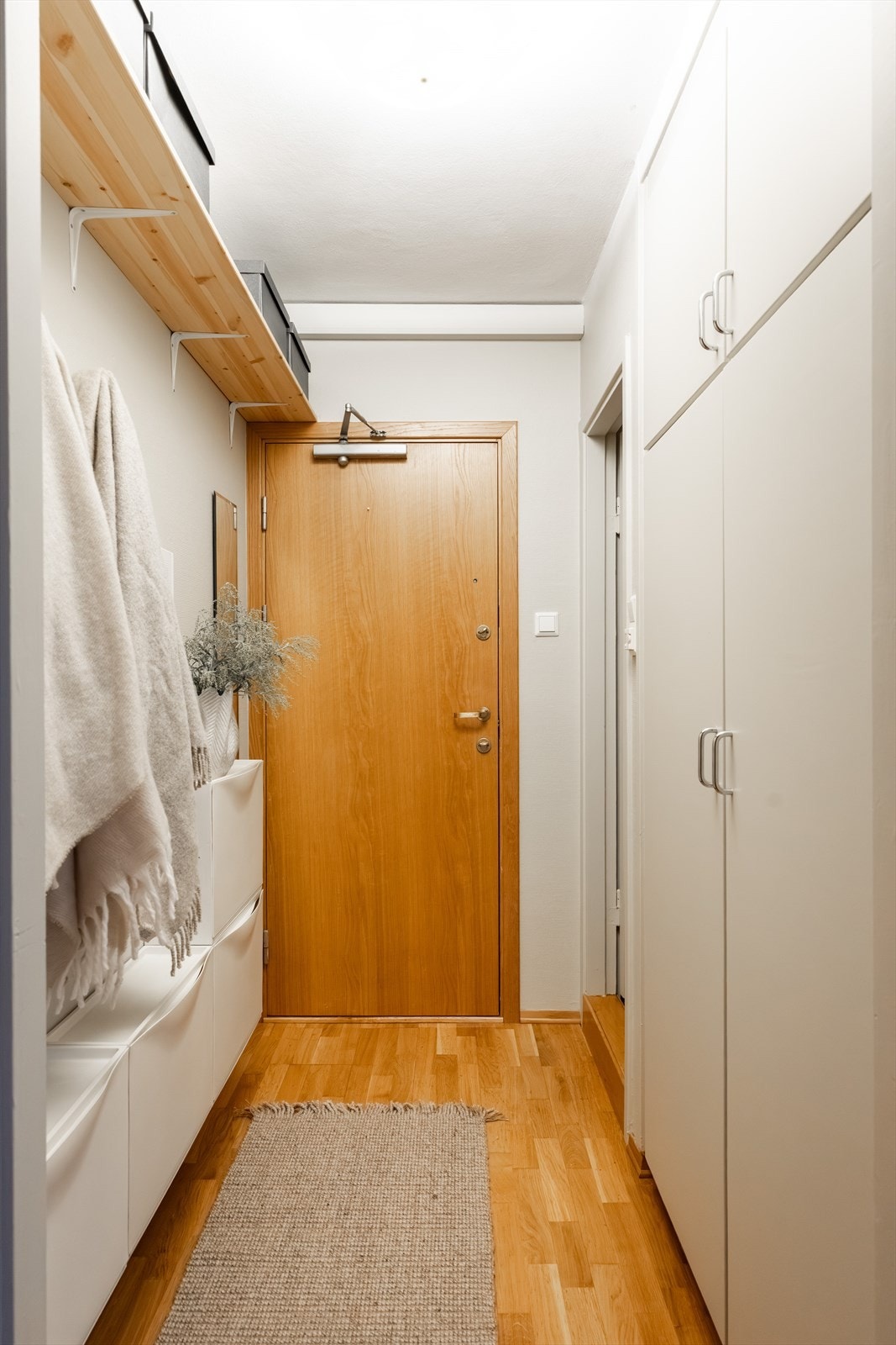 - En lys og innbydende entré som gir et godt førsteinntrykk av leiligheten. God plass til sko og yttertøy - Galleribilde