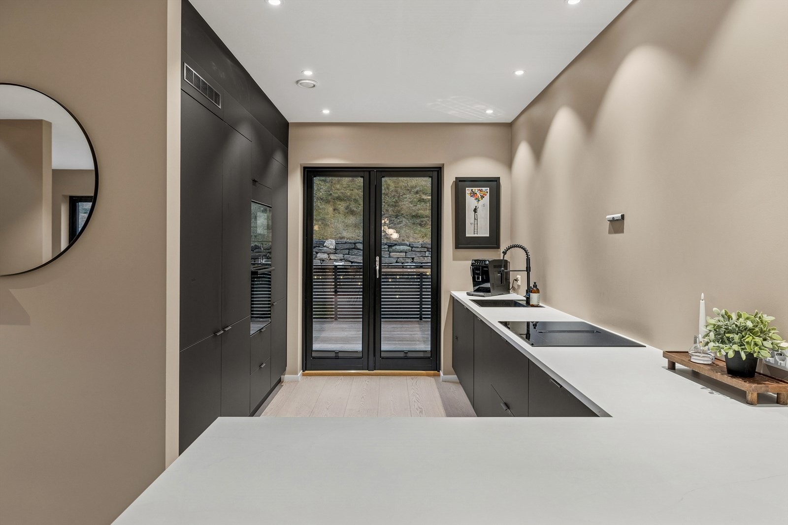 Kjøkken som har godt med skap- og benkeplass. Galleribilde