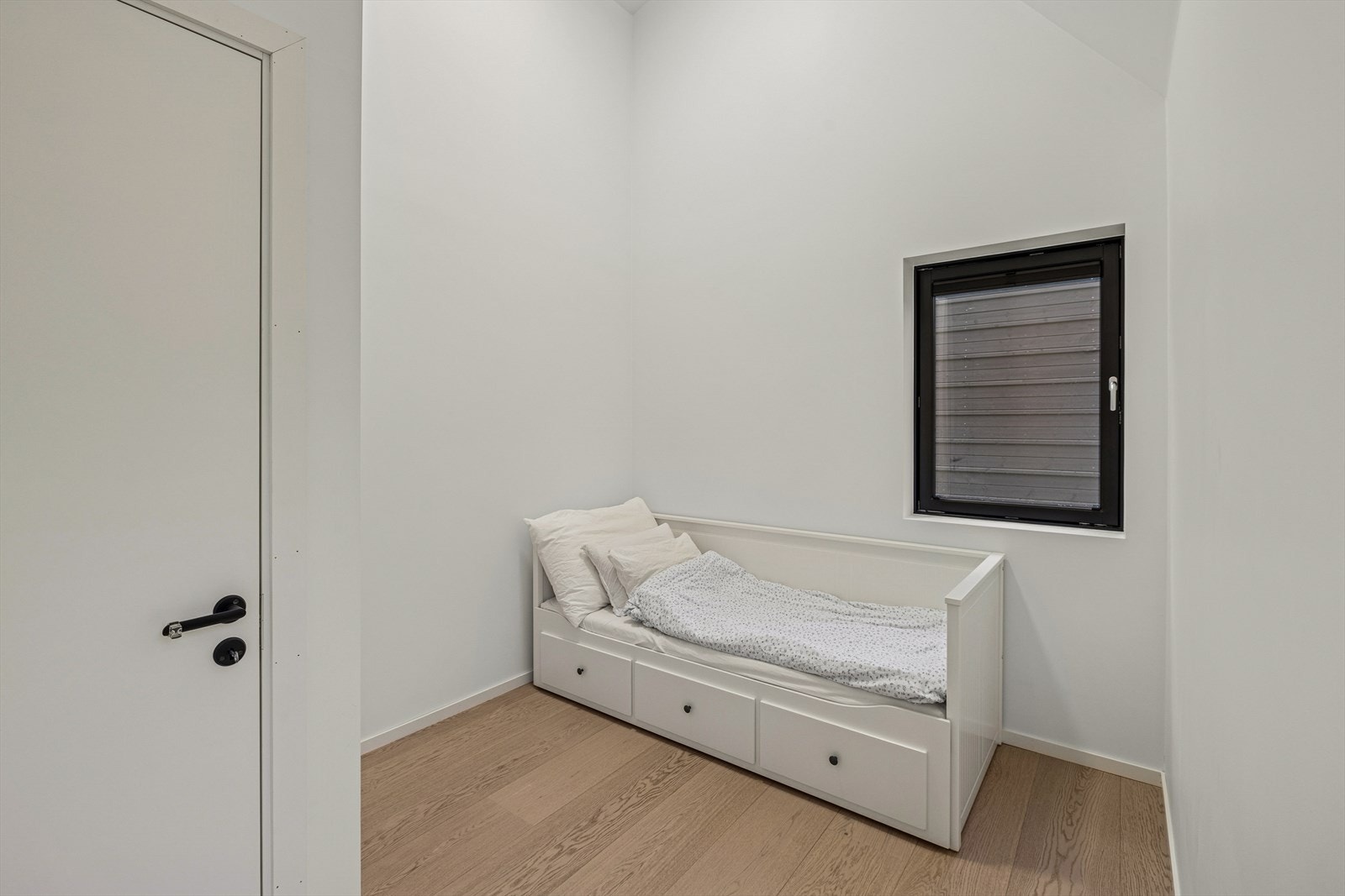 Lyst og fin soverom klart for innredning etter eget ønske og behov. Galleribilde