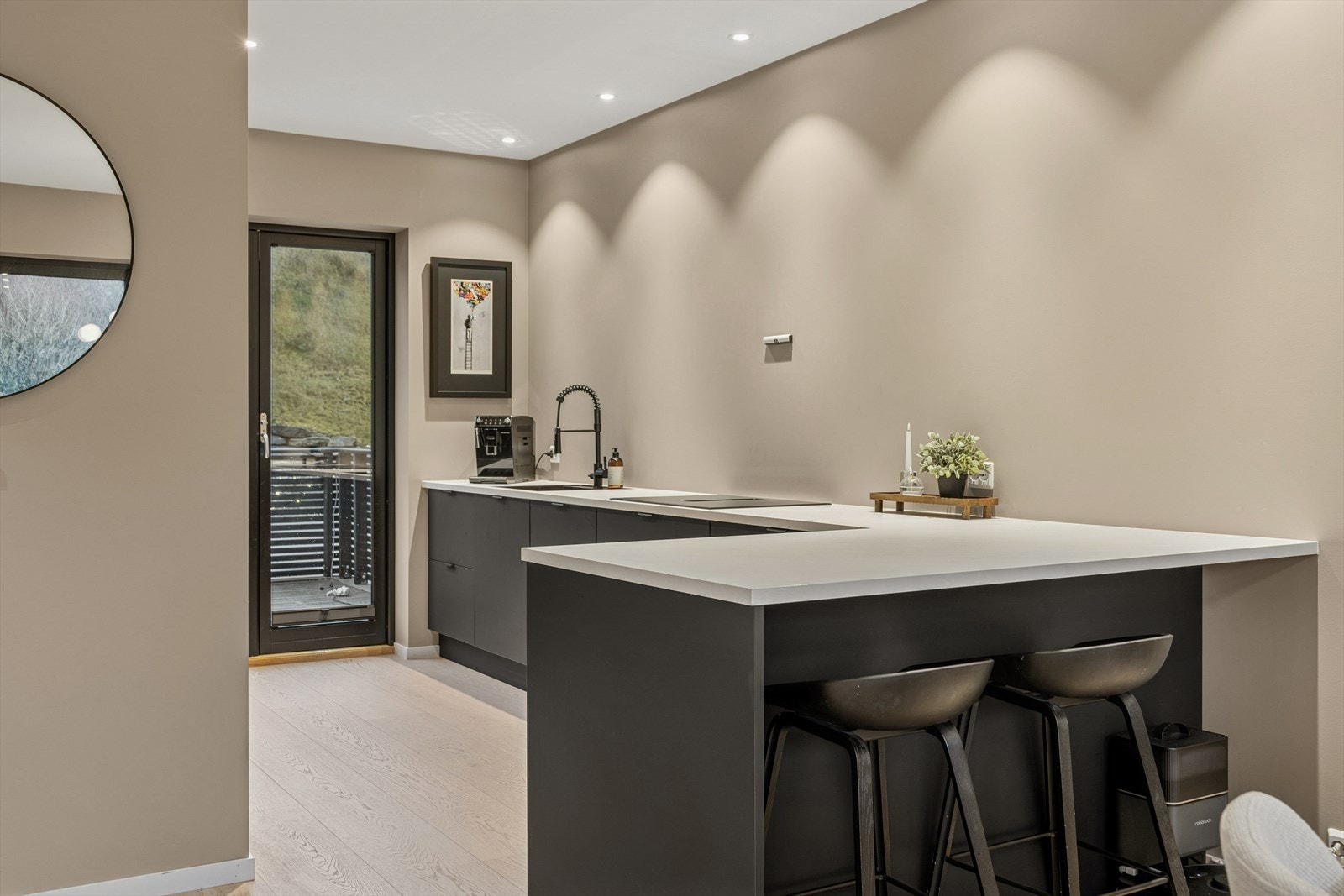 Moderne kjøkken med praktisk barløsning - perfekt for både matlaging og sosiale sammenkomster. Galleribilde