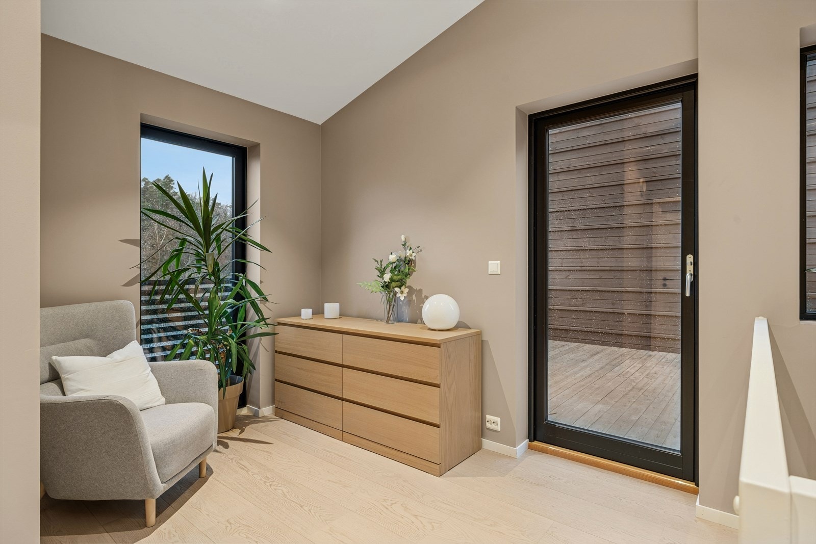 Koselig logtsgang med sittekrok, perfekt for avslapning og hyggelige stunder. Galleribilde