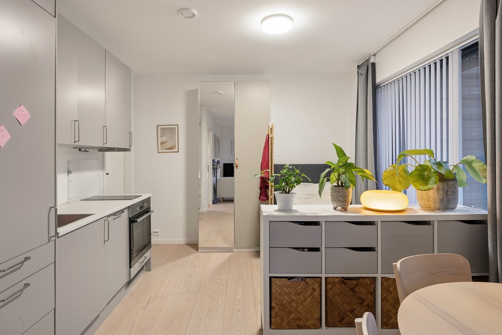 Lyst og trivelig kjøkken med egen spiseplass for hyggelige måltider og samvær med familien. Galleribilde