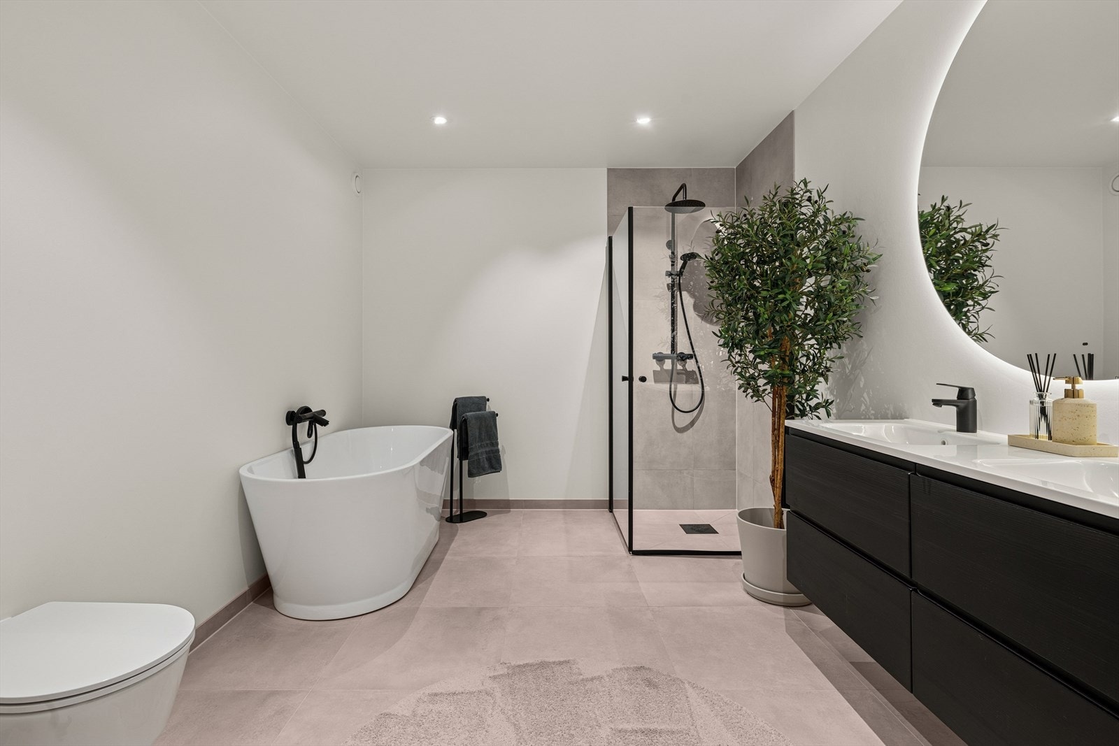 2. etasje med lekkert baderom utstyrt dobbelt servant nedfelt i innredning, baderkar og dusjhjørne. Galleribilde