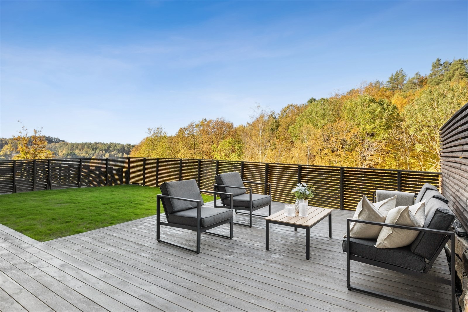 Romslig solterrasse med fleksible møbleringsmuligheter hvor du kan skape din perfekte uteplass! Galleribilde