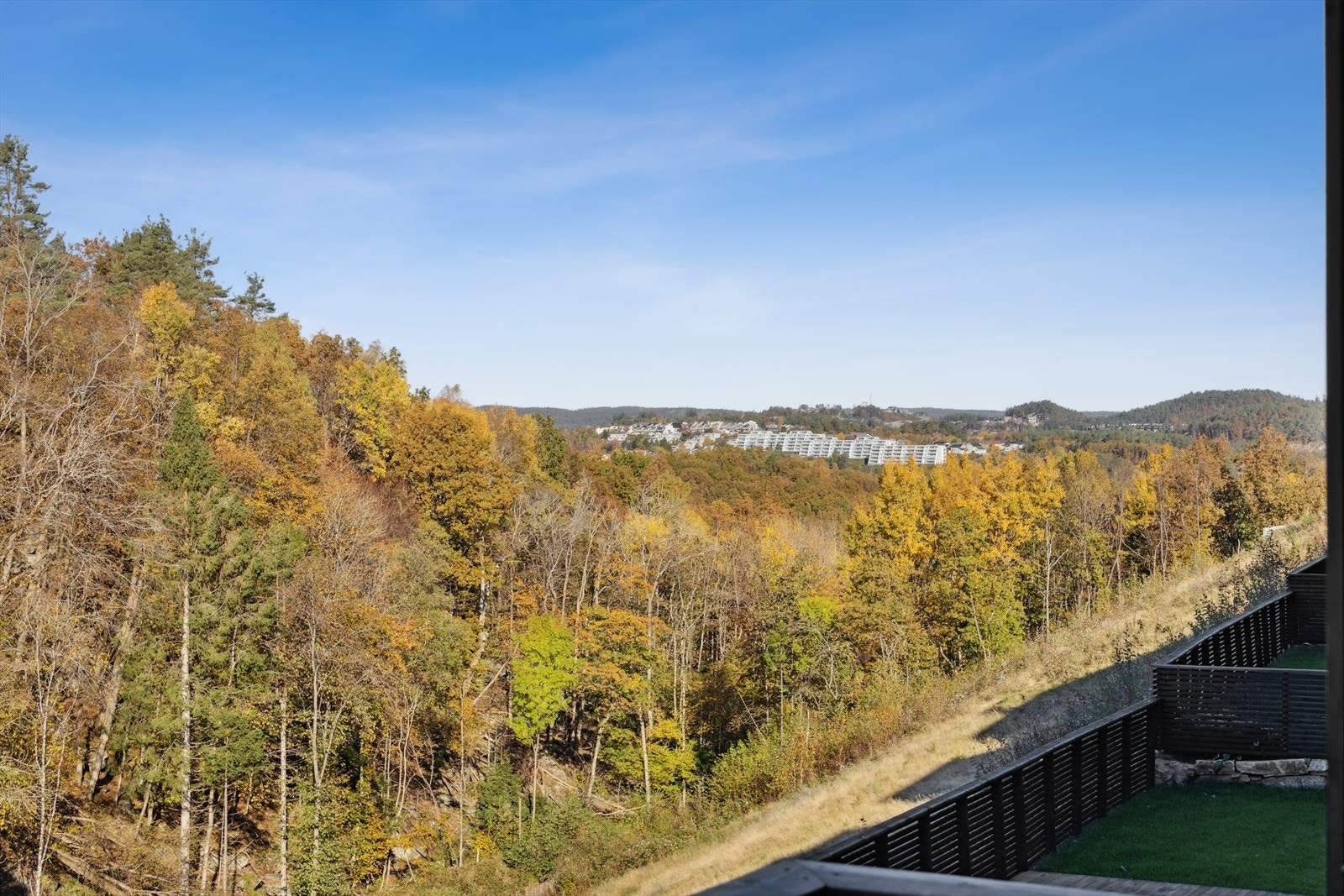 Utsikt mot grøntområde med trær gir en følelse av ro og nærhet til naturen. Galleribilde