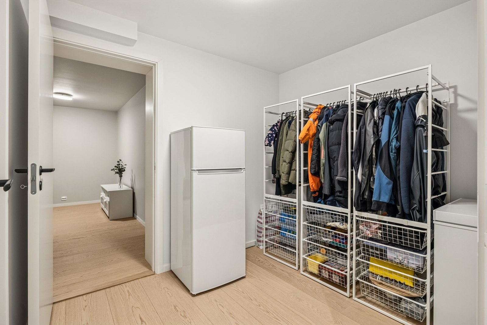 Rom med smart oppbevaringsløsning som gir rikelig plass til klær, sko og tilbehør. Galleribilde