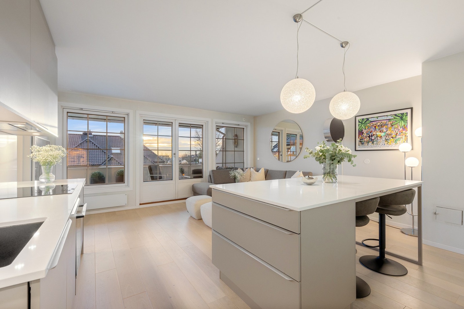 Kjøkkenøy med skuffer og hyggelig spiseplass. Galleribilde