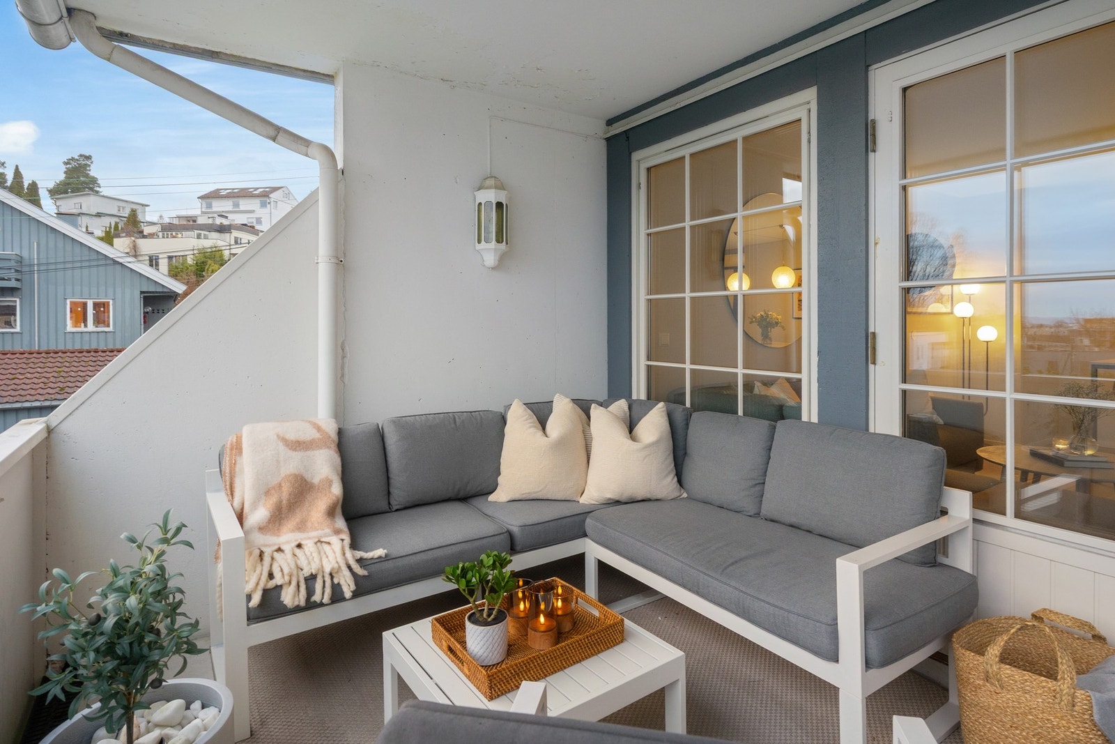 Store vindusflater gir masse lys inn i leiligheten. Galleribilde