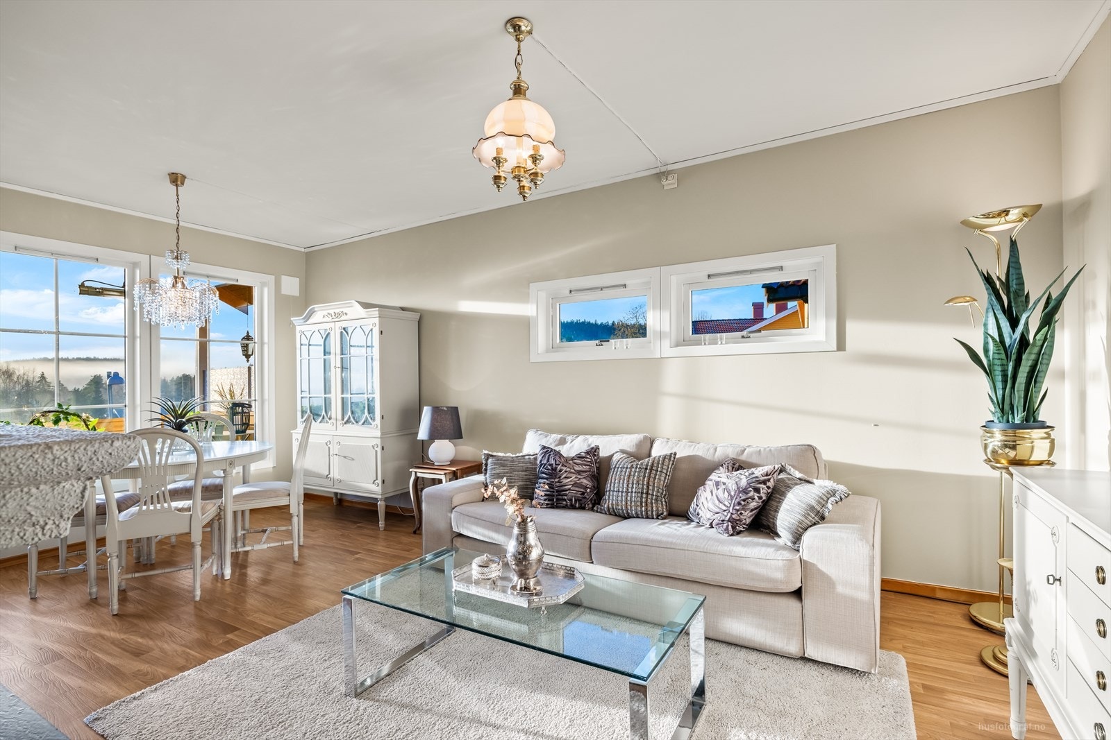 Stuen er romslig og har et flott potensial med mange møbleringsmuligheter. Galleribilde