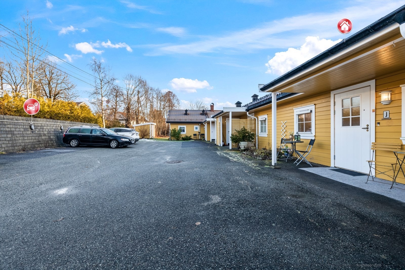 Det følger også med en parkeringsplass med elbil lader. Galleribilde