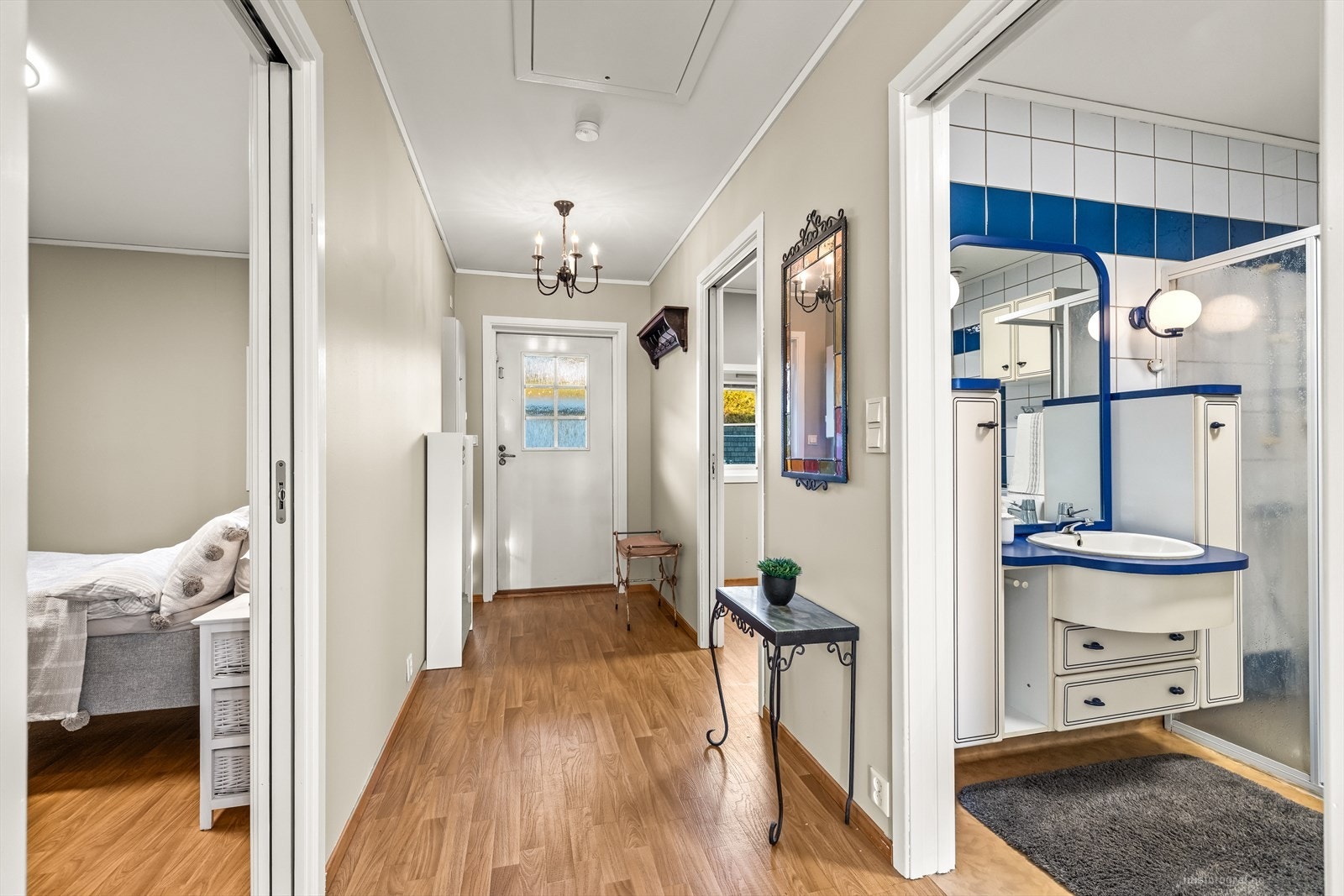 Velkommen inn til entréen med plass til oppheng av yttertøy og til å sette ifra seg sko. Fra gangen kommer du inn i en romslig stue med god plass, samt et praktisk separat kjøkken Galleribilde