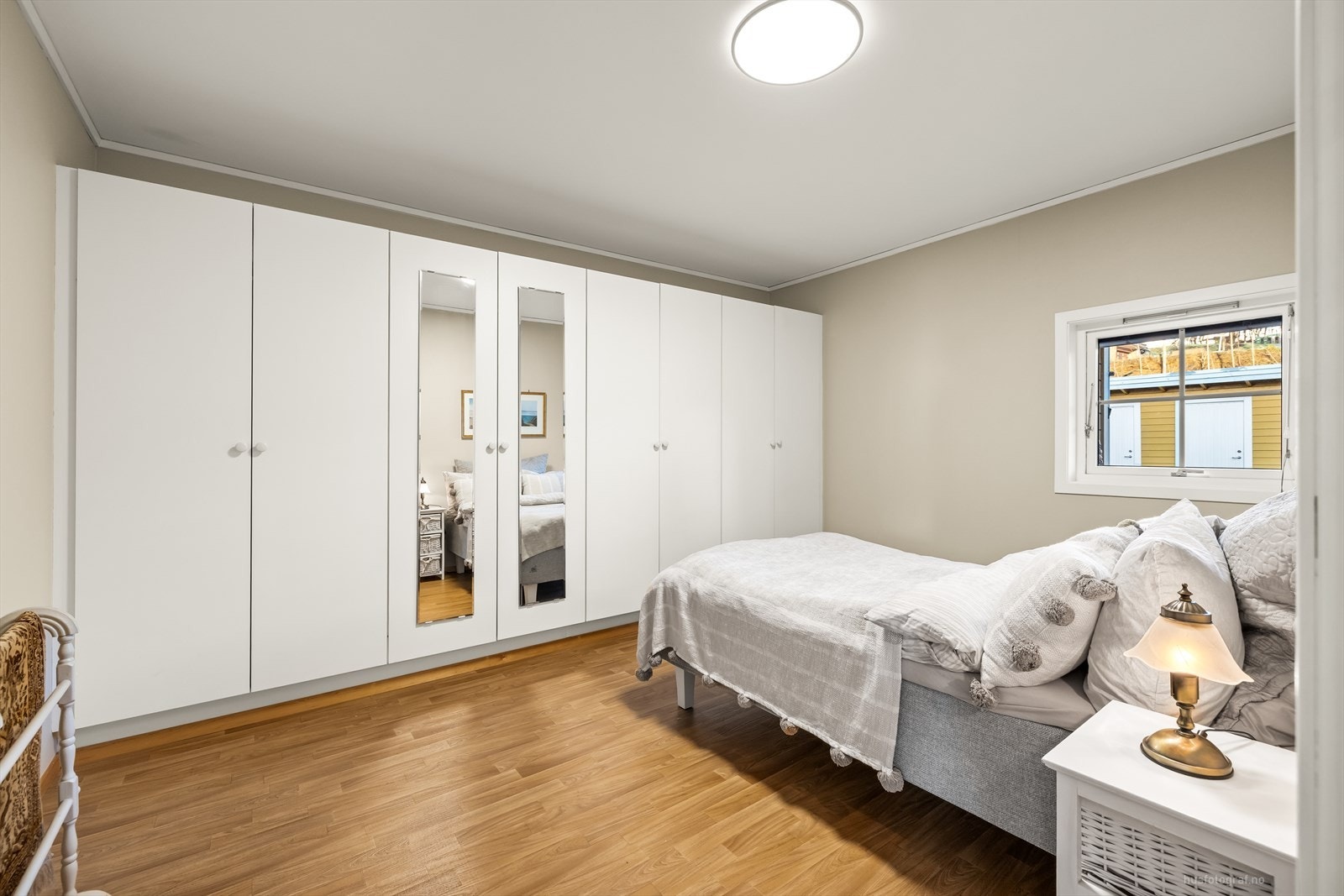 Hovedsoverommet har plass til dobbeltseng, nattbord og garderobeløsning. Galleribilde