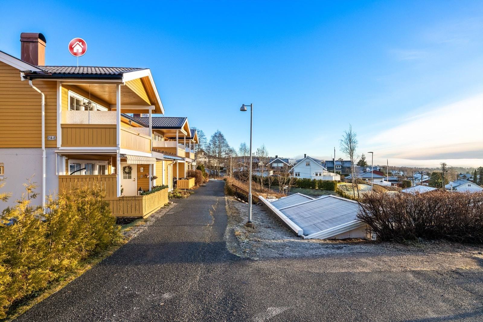 Leiligheten har en attraktiv beliggenhet i et meget rolig og barnevennlig bomiljø, sentralt på populære Konnerud. Galleribilde