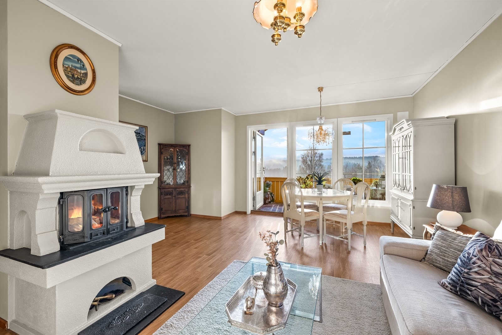 Vinduene slipper inn godt med naturlig lys, som gir rommet en luftig og åpen følelse. Galleribilde