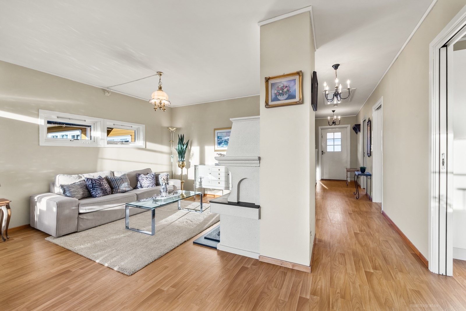 Boligen har en praktisk planløsning med adskilt kjøkken fra stuen. Galleribilde