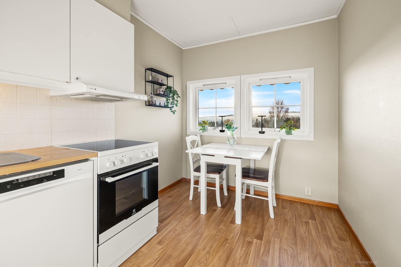 På kjøkkenet er det i tillegg plass til spisebord med et godt lysinnslipp fra de to vinduene. Galleribilde