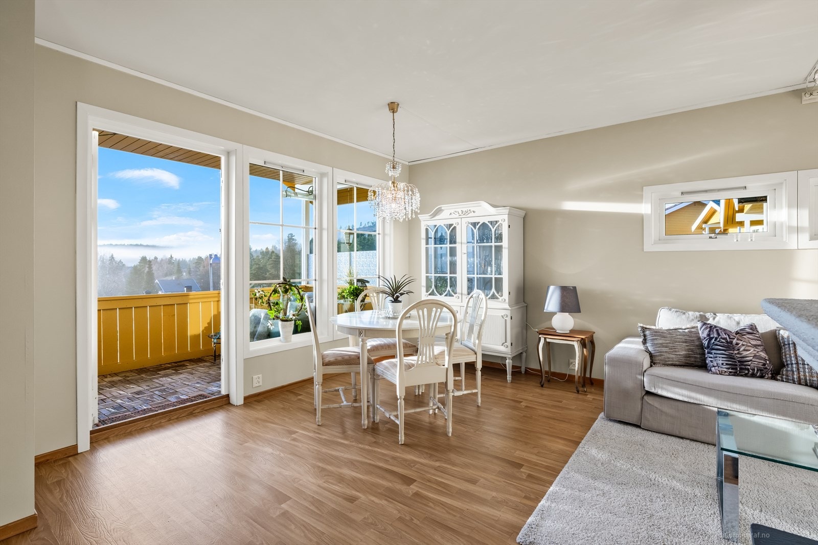 Fra stuen er det direkte utgang til en hyggelig balkong. Galleribilde