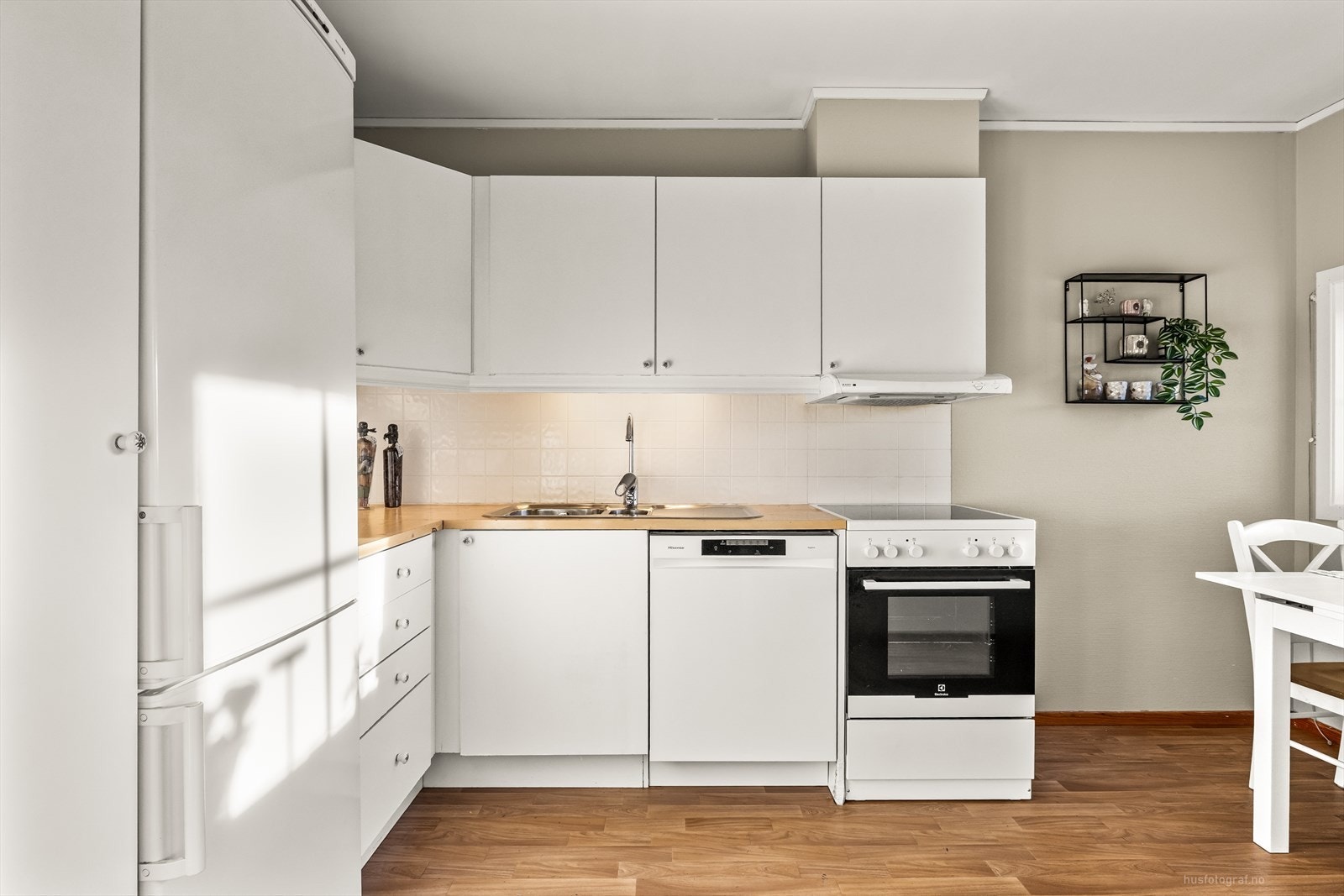 Kjøkkenet er utstyrt med frittstående hvitevarer som komfyr, oppvaskmaskin og kjøl/fryseskap. Galleribilde