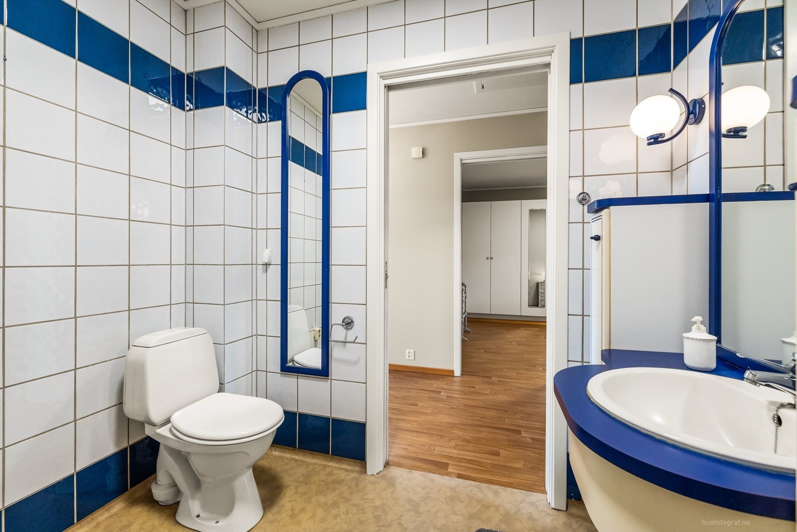 Det er panelovn på vegg og mekanisk avtrekk. Galleribilde