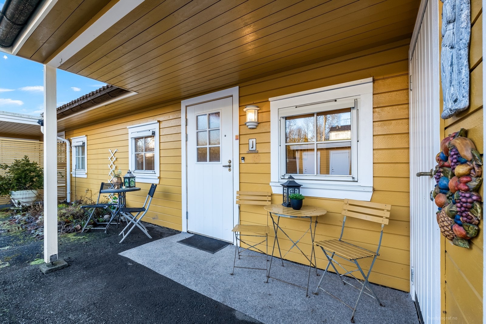 Innbydende inngangsparti med plass til utemøblement. Galleribilde