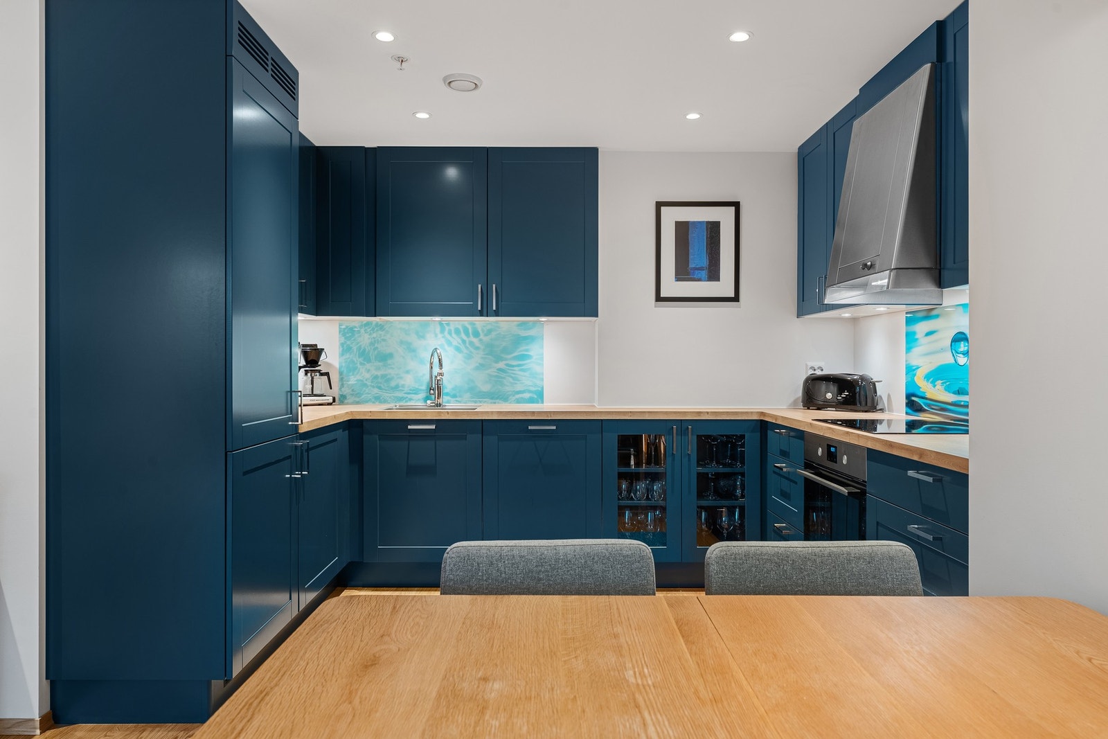 Kvalitetsinnredning fra Strai-kjøkken. Leiligheten, og innredningen for øvrig, framstår som ny. Galleribilde