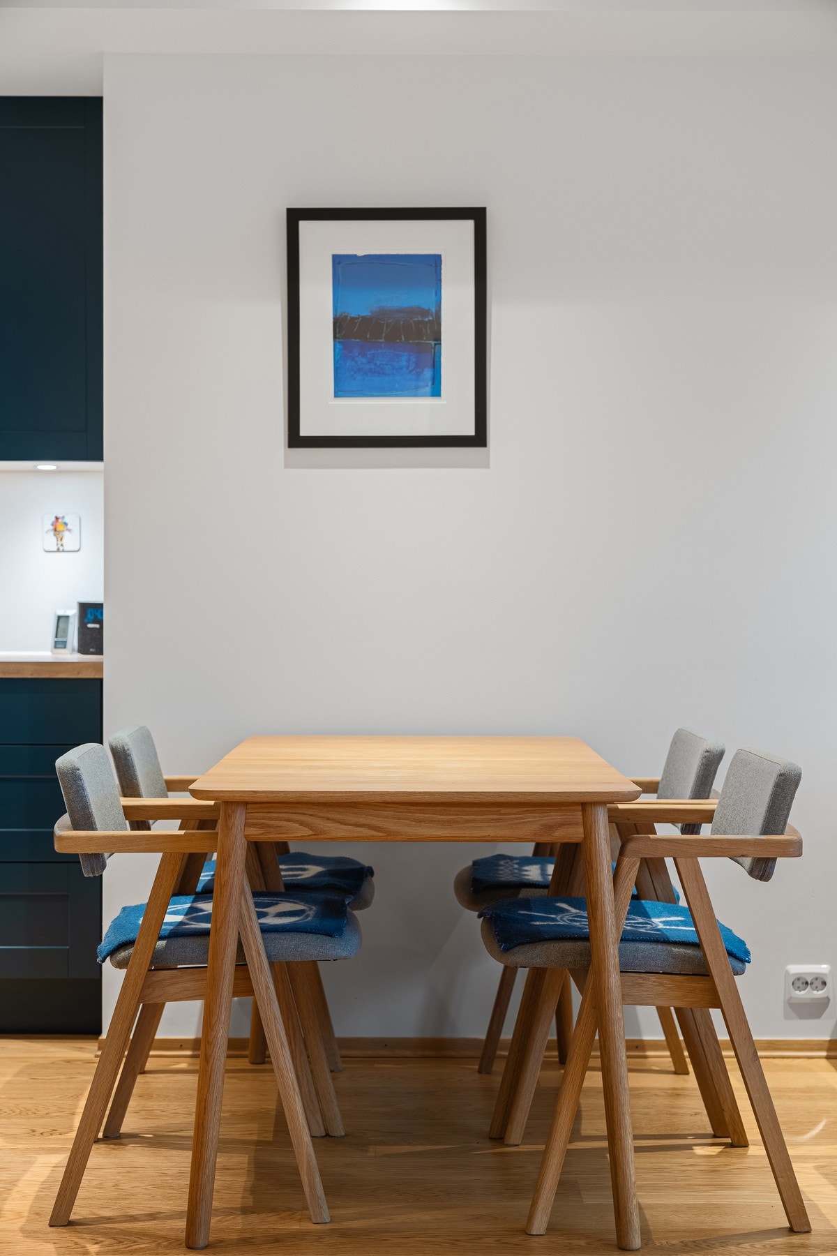 Spisebordet danner et naturlig skille mellom stue- og kjøkkendel. Galleribilde