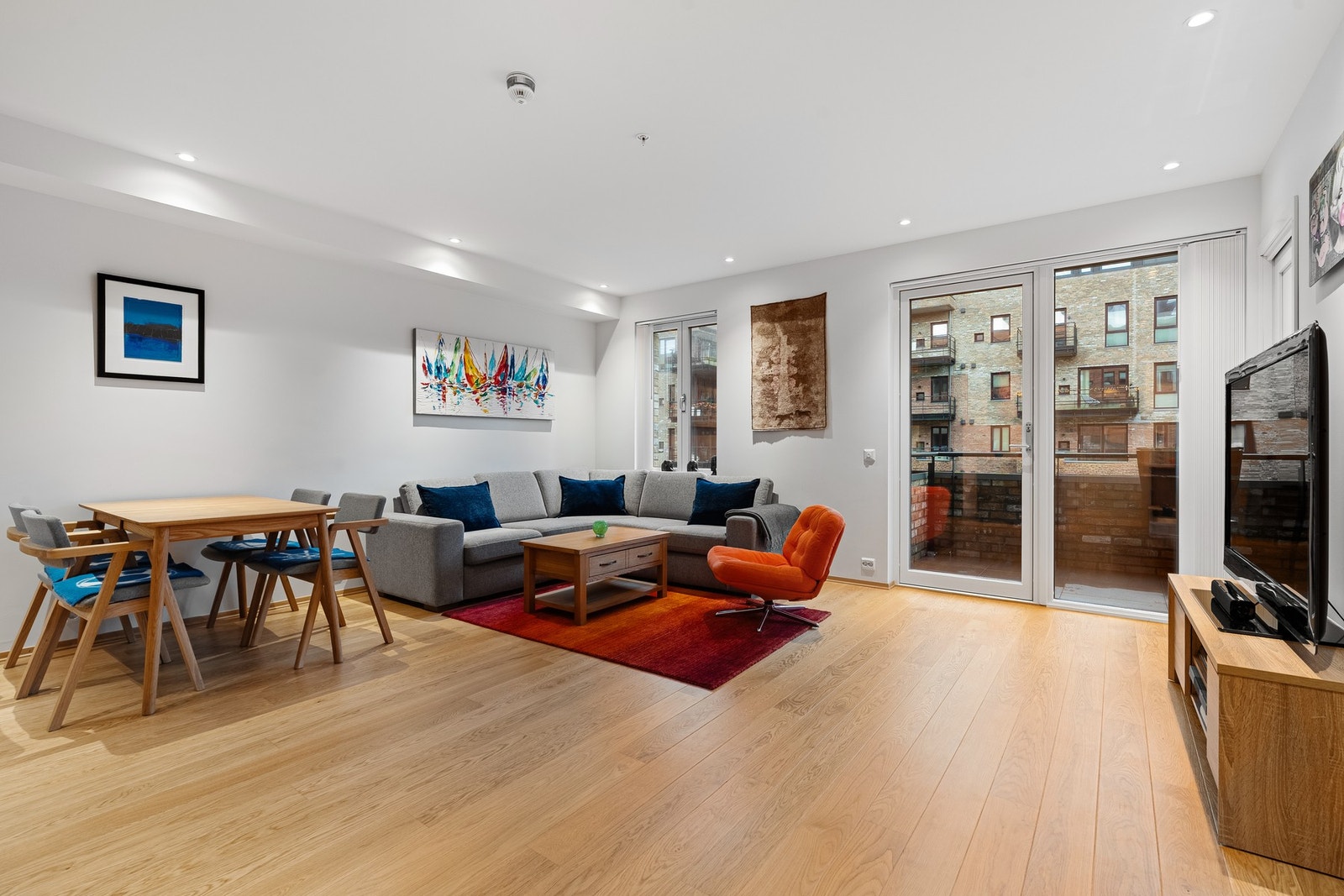 Fra stue (og fra soverom) er det utgang til balkongen som er overbygget. Galleribilde