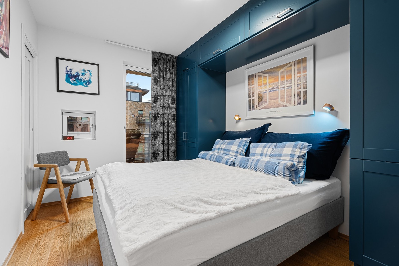 Hovedsoverommet er påkostet med en plassbygget innholdsrik skapløsning. Galleribilde