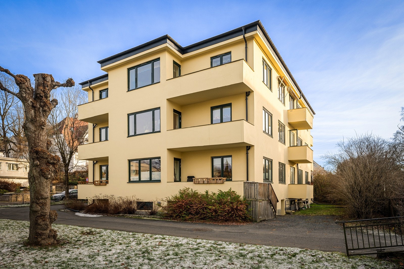 Leiligheten ligger i et svært attraktivt, sentralt og rolig boligområde på Madserud i Oslo. Beliggenheten er tilbaketrukket, men fremdeles meget sentral. Galleribilde